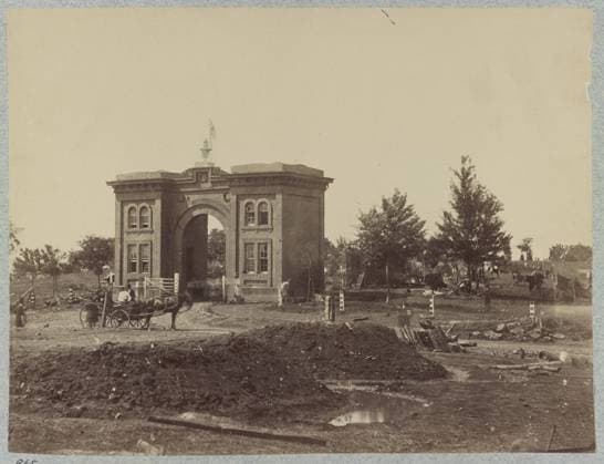 RECORD DATE NOT STATED Battle-field of Gettysburg. The cemetery gate. Title from item, No. 965, Caption continues: The lunettes in the foreground covered guns of Stewarts (B, 4th U.S. Artillery) Battery. Height of battle tide, Illus. in: E468.7 .G2, Gardner s photographic sketch book of the war Alexander Gardner. Washington, D.C. : Philp & Solomons, c1866 , v. 1, no. 39, Hand written on verso: Miller, vol. II, p. 259, Gift; Col. Godwin Ordway; 1948, Exhibited: From Territory to State : Historic Nevada Treasures from Our Nation s Capital at the Nevada Museum of Art, Reno, NV, August - November 2014. Gates, Pennsylvania, Gettysburg, 1860-1870, United States, History, Civil War, 1861-1865, United States, Pennsylvania, Gettysburg. Copyright: xpiemagsx civwarpietiff12032023-10034 !ACHTUNG AUFNAHMEDATUM GESCHÄTZT!