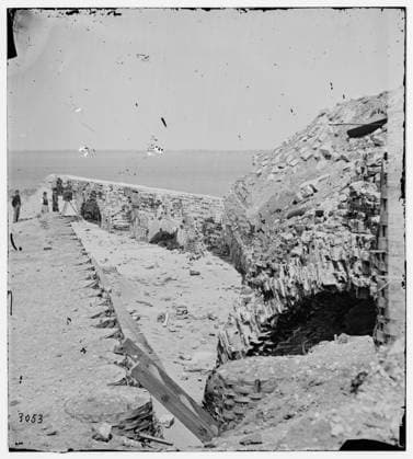 RECORD DATE NOT STATED Charleston, South Carolina. Samuel Cooley, photographer with his camera on the battered parapet of Fort Sumter. Civil war photographs, 1861-1865 . United States, History, Civil War, 1861-1865. Copyright: xpiemagsx civwarpietiff12032023-3499 !ACHTUNG AUFNAHMEDATUM GESCHÄTZT!