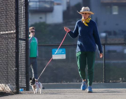 Entertainment Themen der Woche KW11 Entertainment Bilder des Tages Andie MacDowell geht Gassi mit ihrem Hund in Los Angeles Andie MacDowell walking a puppy Featuring: Andie MacDowell Where: Los Angeles, California, United States When: 13 Mar 2023 Credit: BauerGriffin INSTARimages Copyright: xBG005x 52526614 EDITORIAL USE ONLY. NOT FOR USE BY NEWSPAPERS BASED IN THE UK.