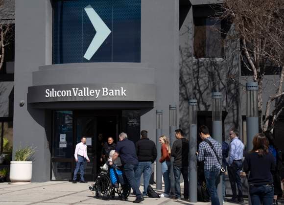 Bilder des Jahres 2023, News 03 März News Themen der Woche KW11 USA, Ansturm auf Silicon Valley Bank in Santa Clara (230314) -- SANTA CLARA, March 14, 2023 -- People queue up outside the headquarters of the Silicon Valley Bank (SVB) in Santa Clara, California, the United States, March 13, 2023. The U.S. Treasury Department, the Fed, and the Federal Deposit Insurance Corporation on Sunday evening announced joint action to stabilize the U.S. banking system, in response to the collapse of two mid-sized lenders, California s Silicon Valley Bank and New York s Signature Bank. (Photo by Xinhua) U.S.-CALIFORNIA-SILICON VALLEY BANK LixJianguo 
