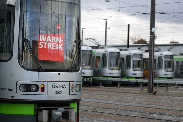 News Themen der Woche KW11 News Bilder des Tages Niedersachsen, Hannover, Streik bei Üstra, KRH und Aha: Bis zu 6000 Menschen bei Verdi-Demos in Hannover, Uin Döhren, ESTRA Depot, *** Lower Saxony, Hanover, strike at Üstra, KRH and Aha Up to 6000 people at Verdi demos in Hanover, Uin Döhren, ESTRA depot,