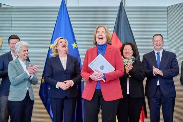 News Themen der Woche KW11 News Bilder des Tages Wehrbericht 2022: Marie-Agner Strack-Zimmermann + Eva Högl + Bärbel Bas Deutschland, Berlin, 14.03.2023: Die Wehrbeauftragte des Deutschen Bundestages, Eva Högl, übergibt den Jahresbericht 2022 an die Bundestagspräsidentin Bärbel Bas. Eine aktuelle Bestandsaufnahme einer Mängelliste der Bundeswehr. *** Wehrbericht 2022 Marie Agner Strack Zimmermann Eva Högl Bärbel Bas Germany, Berlin, 14 03 2023 The German Bundestags Commissioner for the Armed Forces, Eva Högl, hands over the Annual Report 2022 to the President of the Bundestag, Bärbel Bas A current stocktaking of a list of shortcomings of the Bundeswehr