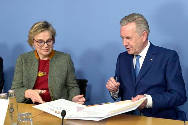 Eva Maria Welskop-Deffaa und Christian Wulff bei der Pressekonferenz Hier klingt s mir gut - das bundesweite Projekt für mehr Teilhabe in der Musik im Haus der Bundespressekonferenz. Berlin, 14.03.2023