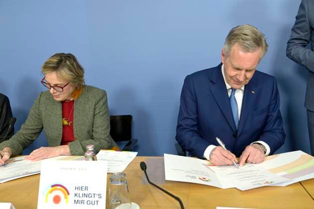 Eva Maria Welskop-Deffaa und Christian Wulff bei der Pressekonferenz Hier klingt s mir gut - das bundesweite Projekt für mehr Teilhabe in der Musik im Haus der Bundespressekonferenz. Berlin, 14.03.2023
