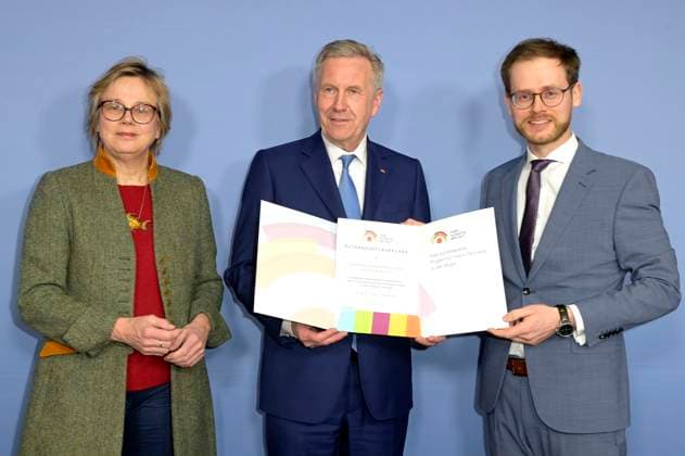 Eva Maria Welskop-Deffaa, Christian Wulff und Matthias Slunitschek bei der Pressekonferenz Hier klingt s mir gut - das bundesweite Projekt für mehr Teilhabe in der Musik im Haus der Bundespressekonferenz. Berlin, 14.03.2023