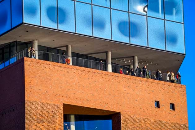 Plaza der Elbphilharmonie in der Hafencity von Hamburg, Deutschland, Europa
