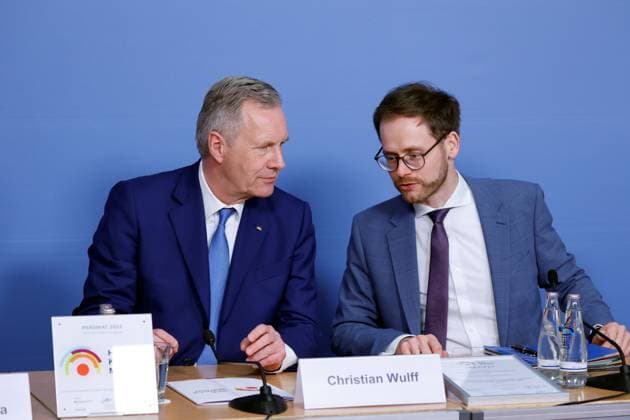 Bundespräsident a. D. Christian Wulff, Dr Joachim Werz, Deutschland, Berlin, Bundespressekonferenz, Thema: Pressekonferenz: Hier klingt s mir gut - das bundesweite Projekt für mehr Teilhabe in der Musik: Bundespräsident a. D. Christian Wulff und Caritaspräsidentin Eva Maria Welskop-Deffa überreichen erstmalig das Prädikat