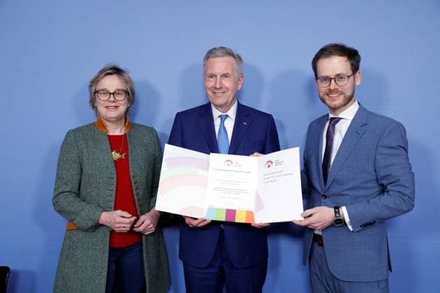 Caritaspräsidentin Eva Maria Welskop-Deffa, Bundespräsident a. D. Christian Wulff, Dr Joachim Werz, Deutschland, Berlin, Bundespressekonferenz, Thema: Pressekonferenz: Hier klingt s mir gut - das bundesweite Projekt für mehr Teilhabe in der Musik: Bundespräsident a. D. Christian Wulff und Caritaspräsidentin Eva Maria Welskop-Deffa überreichen erstmalig das Prädikat
