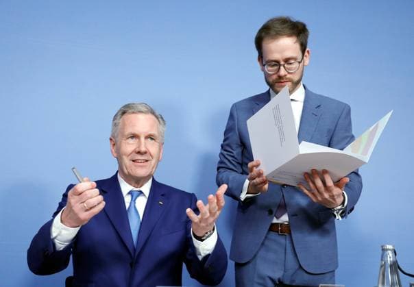 Bundespräsident a. D. Christian Wulff, Dr Joachim Werz, Deutschland, Berlin, Bundespressekonferenz, Thema: Pressekonferenz: Hier klingt s mir gut - das bundesweite Projekt für mehr Teilhabe in der Musik: Bundespräsident a. D. Christian Wulff und Caritaspräsidentin Eva Maria Welskop-Deffa überreichen erstmalig das Prädikat