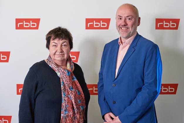 News Themen der Woche KW11 News Bilder des Tages Der Soziologe Oliver Buergel (re.) ist neuer Vorsitzender des RBB-Rundfunkrats. Das Kontrollgremium des Rundfunks Berlin-Brandenburg (RBB) waehlte den 53-Jaehrigen am Dienstag, 14.03.2023, in das Amt. Buergel vertritt im Rundfunkrat die Liga der Spitzenverbaende der Freien Wohlfahrtspflege in Berlin und Brandenburg. Als seine Stellvertreterin wurde Elisabeth Herzog-von der Heide (li.) gewaehlt, die von den kommunalen Spitzenverbaenden Brandenburg in das Gremium entsandt wurde. (Siehe epd-Meldung vom 14.03.2023) EDITORIAL USE ONLY *** The sociologist Oliver Buergel re is the new chairman of the RBB Rundfunkrat The control committee of the Rundfunk Berlin Brandenburg RBB elected the 53 year old on Tuesday, 14 03 2023, Buergel represents the l Copyright: epd-bild ChristianxDitsch epd-RBB-Rundfunkrat7 - Kopieren