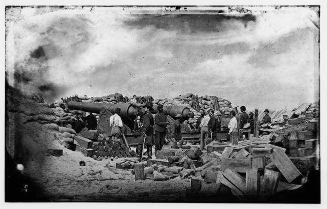 RECORD DATE NOT STATED Morris Island, South Carolina. Battery Rosecrans. Three 100-pounder Parrot Rifles. Breaching battery against Fort Sumter. Civil war photographs, 1861-1865 . United States, History, Civil War, 1861-1865. Copyright: xpiemagsx civwarpietiff12032023-4929 !ACHTUNG AUFNAHMEDATUM GESCHÄTZT!