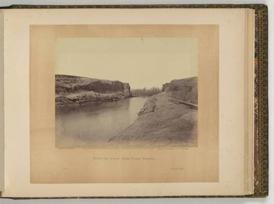 RECORD DATE NOT STATED Dutch Gap Canal, James River, Virginia negative by J. Reekie, positive by A. Gardner.. Illus. in: Gardner s photographic sketch book of the war Alexander Gardner. Washington, D.C. : Philp & Solomons, c1866 , v. 2, no. 87, Copyright by A. Gardner, Title from item. Canals, Virginia, 1860-1870, Rivers, Virginia, 1860-1870, James River (Va.), 1860-1870, United States, History, Civil War, 1861-1865, Transportation. Copyright: xpiemagsx civwarpietiff12032023-8748 !ACHTUNG AUFNAHMEDATUM GESCHÄTZT!