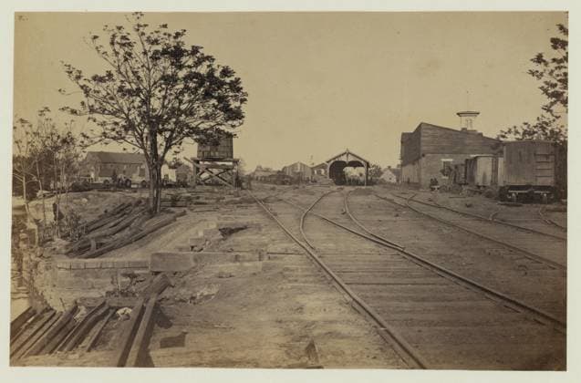 RECORD DATE NOT STATED R.R. depot, Petersburg, Virginia. Title from item, Published in: Russell s Civil War photographs : 116 historic prints by Andrew J. Russell ; with a preface by Joe Buberger and Matthew Isenberg. New York : Dover Publications, c1982, no. 47. Railroad tracks, Virginia, Petersburg, 1860-1870, Railroad stations, Virginia, Petersburg, 1860-1870, United States, History, Civil War, 1861-1865, Transportation. Copyright: xpiemagsx civwarpietiff12032023-8584 !ACHTUNG AUFNAHMEDATUM GESCHÄTZT!