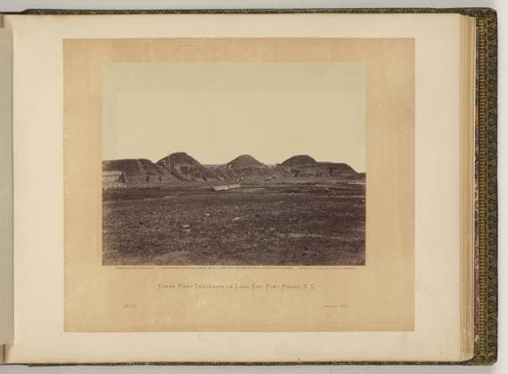 RECORD DATE NOT STATED Three first traverses on land end, Fort Fisher, N.C. negative by T.H. O Sullivan, positive by A. Gardner.. Illus. in: Gardner s photographic sketch book of the war Alexander Gardner. Washington, D.C. : Philp & Solomons, c1866 , v. 2, no. 78, Copyright by A. Gardner, Title from item. Forts & fortifications, North Carolina, Fort Fisher, 1860-1870, Fort Fisher (N.C. : Fort), Siege, 1864-1865, United States, History, Civil War, 1861-1865, Military facilities, Confederate. Copyright: xpiemagsx civwarpietiff12032023-8741 !ACHTUNG AUFNAHMEDATUM GESCHÄTZT!