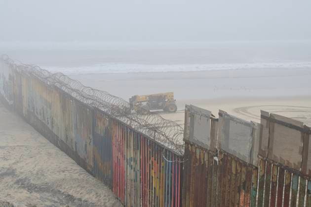 Tijuana, Bauarbeiten an Grenz-Zaun zwischen den USA und Mexiko March 14, 2023, Tijuana, Baja California, Mexico: A new border fence construction has begun at the U.S.-Mexico border on Tuesday, March 14, 2023 that will replace existing fencing at the Friendship Park San Diego-Tijuana area, which for years the park has served as a meeting point between the two cities for those families unable to reunite due to their immigration status. ..The border replacement project will cover several miles of fence that divides Mexico and California, which began under the Trump Administration. The construction is expected to last six months to completion. The fencing installed will be a 30-foot and 18-foot tall section barriers. Tijuana Mexico - ZUMAm180 20230314_zip_m180_010 Copyright: xCarlosxA.xMorenox