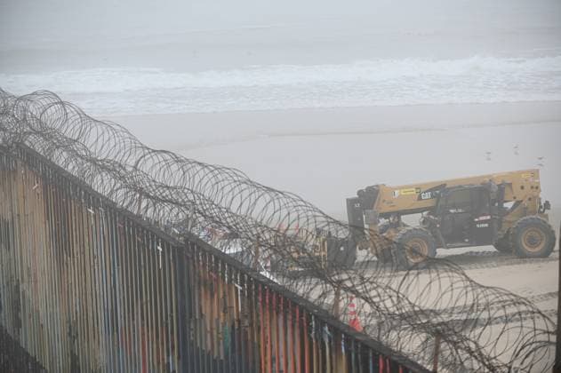 Tijuana, Bauarbeiten an Grenz-Zaun zwischen den USA und Mexiko March 14, 2023, Tijuana, Baja California, Mexico: A new border fence construction has begun at the U.S.-Mexico border on Tuesday, March 14, 2023 that will replace existing fencing at the Friendship Park San Diego-Tijuana area, which for years the park has served as a meeting point between the two cities for those families unable to reunite due to their immigration status. ..The border replacement project will cover several miles of fence that divides Mexico and California, which began under the Trump Administration. The construction is expected to last six months to completion. The fencing installed will be a 30-foot and 18-foot tall section barriers. Tijuana Mexico - ZUMAm180 20230314_zip_m180_008 Copyright: xCarlosxA.xMorenox