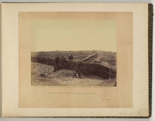 RECORD DATE NOT STATED Fortifications on heights of Centreville, Virginia negative by Barnard & Gibson ; positive by A. Gardner.. Illus. in: Gardner s photographic sketch book of the war Alexander Gardner. Washington, D.C. : Philp & Solomons, c1866 , v. 1, no. 5, Copyright by A. Gardner, Title from item. Forts & fortifications, Confederate, Virginia, Centreville, 1860-1870, United States, History, Civil War, 1861-1865, Military facilities, Confederate. Copyright: xpiemagsx civwarpietiff12032023-8688 !ACHTUNG AUFNAHMEDATUM GESCHÄTZT!