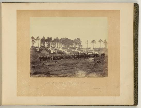 RECORD DATE NOT STATED Guard mount, head-quarters, Army of the Potomac negative by T.H. O Sullivan, positive by A. Gardner.. Illus. in: Gardner s photographic sketch book of the war Alexander Gardner. Washington, D.C. : Philp & Solomons, c1866 , v. 2, no. 55, Copyright by A. Gardner, Title from item. United States, Army, Pennsylvania Infantry Regiment, 114th (1862-1865), Zouaves, Virginia, Brandy Station, 1860-1870, Guards, Virginia, Brandy Station, 1860-1870, Military camps, Virginia, Brandy Station, 1860-1870, United States, History, Civil War, 1861-1865, Military personnel, Union, Virginia. Copyright: xpiemagsx civwarpietiff12032023-8720 !ACHTUNG AUFNAHMEDATUM GESCHÄTZT!