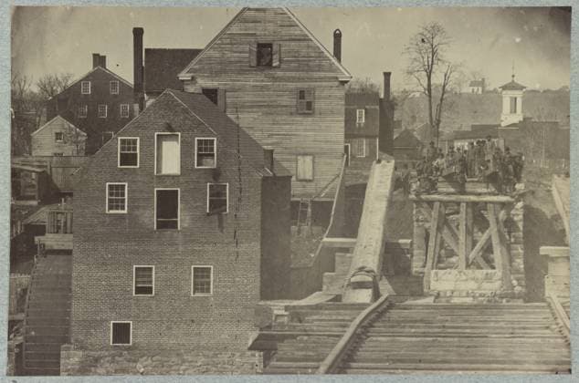 RECORD DATE NOT STATED View at Fredericksburg, Virginia - south end of the railroad bridge across Rappahannock River, taken from north side of river by telescopic camera. Similar photograph in the collections of the Metropolitan Museum of Art is attributed to Andrew J. Russell, No. B396, Title from item, Gift; Col. Godwin Ordway; 1948. United States, History, Civil War, 1861-1865, United States, Virginia, Fredericksburg. Copyright: xpiemagsx civwarpietiff12032023-11433 !ACHTUNG AUFNAHMEDATUM GESCHÄTZT!