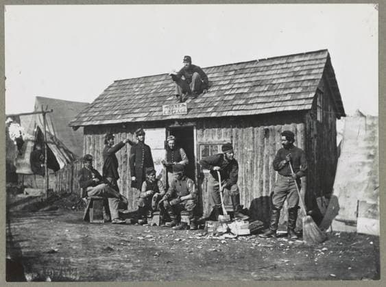 RECORD DATE NOT STATED Pine Cottage , Civil War soldiers winter quarters. Caption continues: (US Army Signal corps Brady photographs catalogue, 1921, no. B-256) , Title from item. United States, History, Civil War, 1861-1865. Copyright: xpiemagsx civwarpietiff12032023-10220 !ACHTUNG AUFNAHMEDATUM GESCHÄTZT!