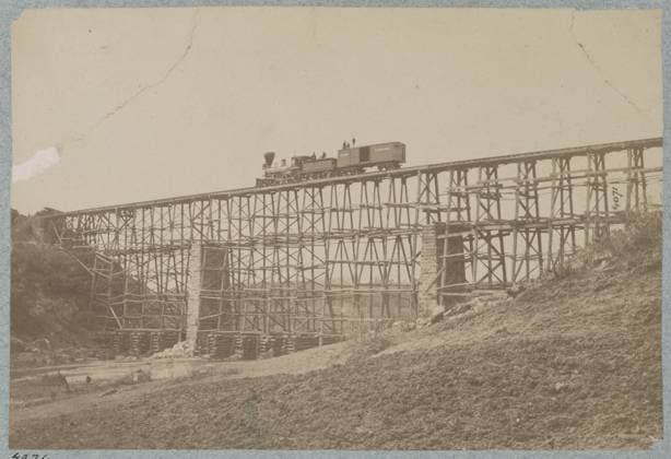 RECORD DATE NOT STATED Potomac Creek bridge - Acquia (i.e. Aquia) Creek Railroad built by U. S. M. R.R. construction corps in nine days from standing timber. No. 4071, Similar photograph in LOT 9209, no. 13, also taken by Andrew J. Russell, Title from item, Gift; Col. Godwin Ordway; 1948. United States, History, Civil War, 1861-1865, United States, Virginia, Potomac Creek Site. Copyright: xpiemagsx civwarpietiff12032023-10437 !ACHTUNG AUFNAHMEDATUM GESCHÄTZT!