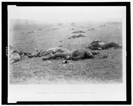 RECORD DATE NOT STATED A harvest of death, Gettysburg, Pennsylvania negative by T.H. O Sullivan; positive by A Gardner.. Title from item, Illus. in: Gardner s photographic sketch book of the war Alexander Gardner. Washington, D.C. : Philp & Solomons, c1866 , v. 1, no. 36, Copyright by A. Gardner, Published in: War chapter of the ebook Great Photographs from the Library of Congress, 2013. Dead persons, Pennsylvania, Gettysburg, 1860-1870, Gettysburg, Battle of, Gettysburg, Pa, 1863, Casualties, United States, History, Civil War, 1861-1865, Battlefields, Pennsylvania, Gettysburg. Copyright: xpiemagsx civwarpietiff12032023-8806 !ACHTUNG AUFNAHMEDATUM GESCHÄTZT!