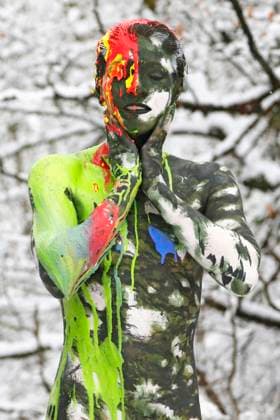 Bodyart: Wald Splash Performance mit Model Julia auf einer Waldlichtung. Holtensen, 14.03.2023 - BodyArt-Künstler: Jörg Düsterwald