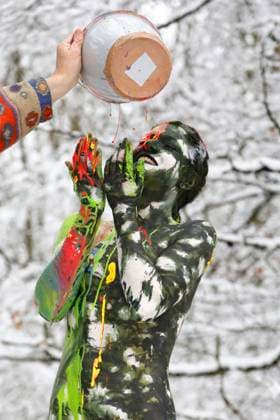 Bodyart: Wald Splash Performance mit Model Julia auf einer Waldlichtung. Holtensen, 14.03.2023 - BodyArt-Künstler: Jörg Düsterwald