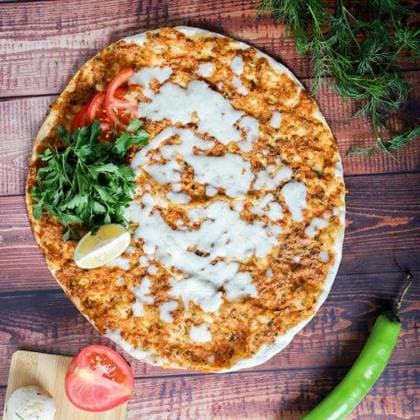 RECORD DATE NOT STATED A top view of Lahmacun with parsley, tomato, lemon and pepper next to it *** einer Spitze Ansicht des Lahmacun mit parsley, tomato, Zitrone und Pfeffer nächsten an es 12253568