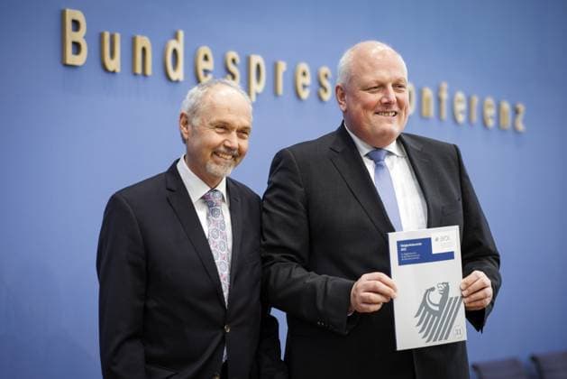 News Themen der Woche KW11 News Bilder des Tages Ulrich Kelber, Bundesbeauftragter fuer den Datenschutz und die Informationsfreiheit (BfDI), und Juergen Mueller, stellvertretender Bundesbeauftragter fuer den Datenschutz und die Informationsfreiheit (BfDI), aufgenommen im Rahmen einer Pressekonferenz zur Vorstellung des Taetigkeitsberichtes des BfDI in der Bundespressekonferenz in Berlin, 15.03.2023. Berlin Deutschland *** Ulrich Kelber, Federal Commissioner for Data Protection and Freedom of Information BfDI , and Juergen Mueller, Deputy Federal Commissioner for Data Protection and Freedom of Information BfDI , recorded during a press conference to present the BfDIs activity report at the Federal Press Conference in Berlin, 15 03 2023 Berlin Germany Copyright: xJaninexSchmitz photothek.dex