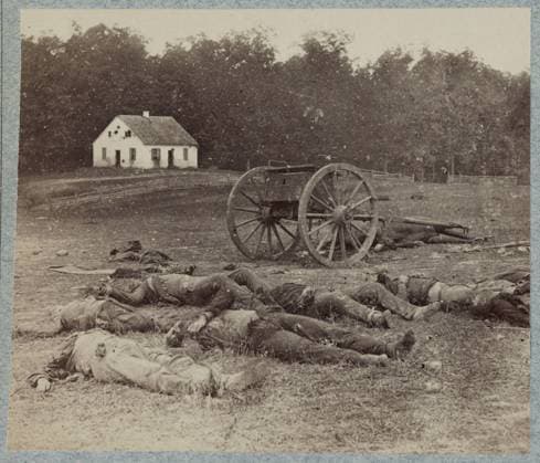 RECORD DATE NOT STATED Bodies of Confederate artillerymen near Dunker church , alternate title Completely silenced: dead Confederate artillerymen, as they lay around their battery, after the Battle of Antietam. No. 552, Title from item, Alternate title and photographer from Catalogue of photographic incidents of the war, from the gallery of Alexander Gardner..by Bob Zeller, published by the Center for Civil War Photography, c2003, Mounted with 4 other photographs with general caption: Battlefield of Antietam, Gift; Col. Godwin Ordway; 1948. United States, History, Civil War, 1861-1865, United States, Maryland, Antietam. Copyright: xpiemagsx civwarpietiff12032023-10146 !ACHTUNG AUFNAHMEDATUM GESCHÄTZT!