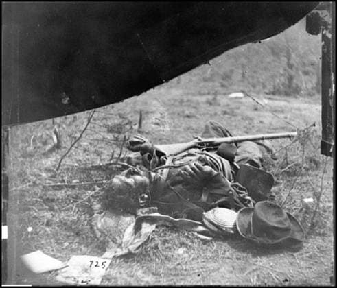 RECORD DATE NOT STATED Spotsylvania Court House, Virginia, vicinity. Body of another Confederate soldier near Mrs. Alsop s house. Civil war photographs, 1861-1865 , Selected Civil War Photographs, 1861-1865. United States, History, Civil War, 1861-1865, Casualties, Confederate, Wilderness, Battle of the, Va, 1864, War casualties, Dwellings, United States, Virginia, Spotsylvania Court House. Copyright: xpiemagsx civwarpietiff12032023-18256 !ACHTUNG AUFNAHMEDATUM GESCHÄTZT!