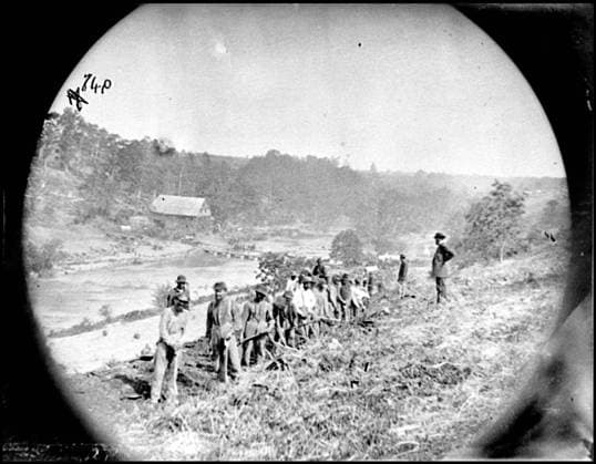 RECORD DATE NOT STATED Jericho Mills, Virginia Party of the 50th New York Engineers building a road on the south bank of the North Anna, with a general headquarters wagon train crossing the pontoon bridge. Civil war photographs, 1861-1865 , Selected Civil War Photographs, 1861-1865. United States, History, Civil War, 1861-1865, Military personnel, United States, History, Civil War, 1861-1865, Transportation, Wilderness, Battle of the, Va, 1864, Engineers, Pontoon bridges, United States, Virginia, Jericho Mills. Copyright: xpiemagsx civwarpietiff12032023-18264 !ACHTUNG AUFNAHMEDATUM GESCHÄTZT!