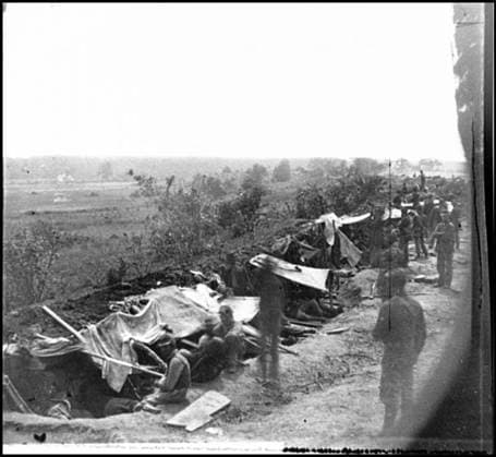RECORD DATE NOT STATED North Anna River, Virginia Federal troops occupying line of breastworks on the north bank. Civil war photographs, 1861-1865 , Selected Civil War Photographs, 1861-1865. United States, History, Civil War, 1861-1865, Military facilities, United States, History, Civil War, 1861-1865, Campaigns & battles, Wilderness, Battle of the, Va, 1864, Campaigns & battles, Forts & fortifications, United States, Virginia, North Anna River. Copyright: xpiemagsx civwarpietiff12032023-18266 !ACHTUNG AUFNAHMEDATUM GESCHÄTZT!