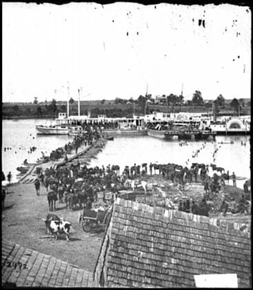 RECORD DATE NOT STATED Port Royal, Virginia Transports being loaded from a pontoon bridge during the evacuation. Civil war photographs, 1861-1865 , Selected Civil War Photographs, 1861-1865. United States, History, Civil War, 1861-1865, Equipment and supplies, Wilderness, Battle of the, Va, 1864, Government vessels, United States, Virginia, Port Royal. Copyright: xpiemagsx civwarpietiff12032023-18271 !ACHTUNG AUFNAHMEDATUM GESCHÄTZT!