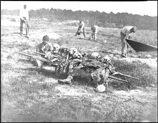 RECORD DATE NOT STATED Cold Harbor, Virginia African Americans collecting bones of soldiers killed in the battle. Civil war photographs, 1861-1865 , Selected Civil War Photographs, 1861-1865. United States, History, Civil War, 1861-1865, Casualties, Union, United States, History, Civil War, 1861-1865, African Americans, Wilderness, Battle of the, Va, 1864, War casualties, United States, Virginia, Cold Harbor. Copyright: xpiemagsx civwarpietiff12032023-18275 !ACHTUNG AUFNAHMEDATUM GESCHÄTZT!