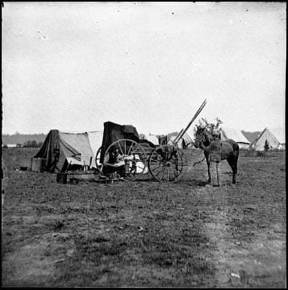 RECORD DATE NOT STATED Cold Harbor, Virginia Photographer s wagon and tent. Civil war photographs, 1861-1865 , Selected Civil War Photographs, 1861-1865. Woodbury, D. B, (David B.), 1839-1866, United States, History, Civil War, 1861-1865, Communications, Wilderness, Battle of the, Va, 1864, Photography, United States, Virginia, Cold Harbor. Copyright: xpiemagsx civwarpietiff12032023-18276 !ACHTUNG AUFNAHMEDATUM GESCHÄTZT!