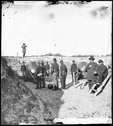 RECORD DATE NOT STATED Morris Island, South Carolina Federal mortars aimed at Fort Sumter, with crews. Civil war photographs, 1861-1865 , Selected Civil War Photographs, 1861-1865. United States, History, Civil War, 1861-1865, Military facilities, United States, History, Civil War, 1861-1865, Equipment and supplies, Charleston (S.C.), History, Civil War, 1861-1865, Forts & fortifications, Mortars (Ordnance), United States, South Carolina, Morris Island. Copyright: xpiemagsx civwarpietiff12032023-18556 !ACHTUNG AUFNAHMEDATUM GESCHÄTZT!
