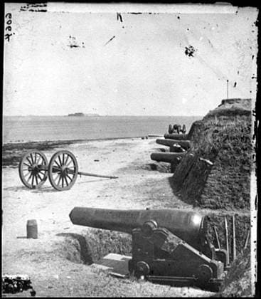RECORD DATE NOT STATED Charleston, South Carolina Battery of Confederate Fort Johnson; Fort Sumter in distance. Civil war photographs, 1861-1865 , Selected Civil War Photographs, 1861-1865. United States, History, Civil War, 1861-1865, Military facilities, Charleston (S.C.), History, Civil War, 1861-1865, Forts & fortifications, United States, South Carolina, Charleston. Copyright: xpiemagsx civwarpietiff12032023-18572 !ACHTUNG AUFNAHMEDATUM GESCHÄTZT!