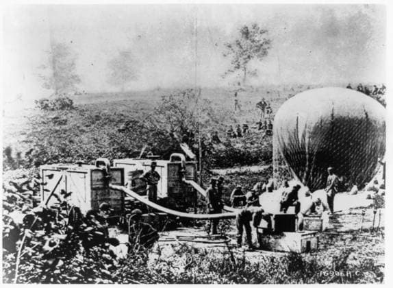 RECORD DATE NOT STATED Professor Lowe s military balloon near Gaines Mill, Virginia. Title from item, No. 2350, Inscribed on item: Copyright 1910 by Patriot Publishing Company, No copyright renewal 3 23 61, Copyright J148523 Feb. 5, 1910, Published in: Eyes of the nation : a visual history of the United States Vincent Virga and curators of the Library of Congress ; historical commentary by Alan Brinkley. New York : Knopf, 1997, No digital image for LC-USZ62-3338-A. Lowe, T. S. C, (Thaddeus Sobieski Coulincourt), 1832-1913, United States, History, Civil War, 1861-1865, Air operations, Balloons (Aircraft), Virginia, 1860-1870, United States, Virginia. Copyright: xpiemagsx civwarpietiff12032023-786 !ACHTUNG AUFNAHMEDATUM GESCHÄTZT!