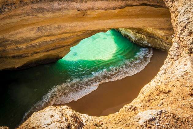 Creative Highlights World Schöne und berühmte Benagil Höhle von oben gesehen, Algarve, Südportugal *** Beauty and famous Benagil Cave from above seen, algarve, Southern Portugal Copyright: imageBROKER/EunikaxSopotnicka ibxeso09088941.jpg