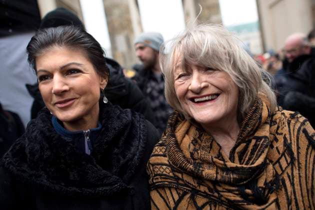 Sahra Wagenknecht, Alice Schwarzer - Aufstand fuer Frieden DEU, Deutschland, Germany, Berlin, 25.02.2023 Sahra Wagenknecht Partei die Linke, und Alice Schwarzer Frauenrechtlerin und Herausgeberin von Emma (rechst) auf der Demonstration der deutschen Friedensbewegung unter dem Motto Aufstand fuer Frieden fuer eine soziale Friedenspolitik am Brandenburger Tor in Berlin, Deutschland. Der Protest fordert Friedensverhandlungen Ende der Sanktionen gegen Russland , Ende de‹r Waffenlieferungen an die Ukraine . Aufgerufen dazu hatten Sahra Wagenknecht und die Frauenrechtlerin AliceSchwarzer. Manifest fuer den Frieden en: Sahra Wagenknecht The Left party, and Alice Schwarzer women s rights activist and editor of Emma (right) at the demonstration of