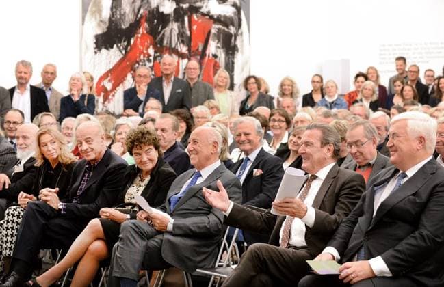 Eröffnung der Ausstellung Baselitz - Vedova im Museum Küppersmühle in Duisburg *** NUR FÜR REDAKTIONELLE ZWECKE *** EDITORIAL USE ONLY ***Am Donnerstag, den 29.09.2016 wird am Abend im Museum Küppersmühle im Innenhafen in Duisburg die Ausstellung Baselitz - Vedova feierlich eröffnet . Ehrengast war der ehemalige Bundeskanzler Gerhard Schröder , der Künstler Georg Baselitz konnte selbst nicht anwesend sein. Im Foto rechts Gerhard Schröder und Evonik-Chef Klaus Engel Foto: Stephan Eickershoff FUNKE Foto Services Am Donnerstag, den 29.09.2016 wird am Abend im Museum Küppersmühle im Innenhafen in Duisburg die Ausstellung Baselitz - Vedova feierlich eröffnet . Ehrengast war der ehemalige Bundeskanzler Gerhard Schröder Copyright: StephanxEickershoff docnrwhugopicture118795243 EDITORIAL USE ONLY