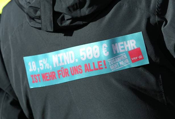 Auftaktkundgebung am Gänsemarkt am zweiten Tag des Warnstreiks im Hamburger Gesundheitswesen, zu dem die Vereinte Dienstleistungsgewerkschaft ver.di aufgerufen hatte. Mehrere tausend Beschäftigte aus Hamburger Krankenhäusern, psychiatrischen Kliniken, Pflegeeinrichtungen und Rettungsdiensten beteiliten sich an beiden Tagen am Warnstreik. In den Kliniken war ein Notbetrieb eingerichtet worden. Altstadt Hamburg *** Kick-off rally at Gänsemarkt on the second day of the warning strike in Hamburgs healthcare sector, called by the United Services Union ver di Several thousand employees from Hamburgs hospitals, psychiatric clinics, care facilities and emergency services took part in the warning strike on both days Emergency operations had bee