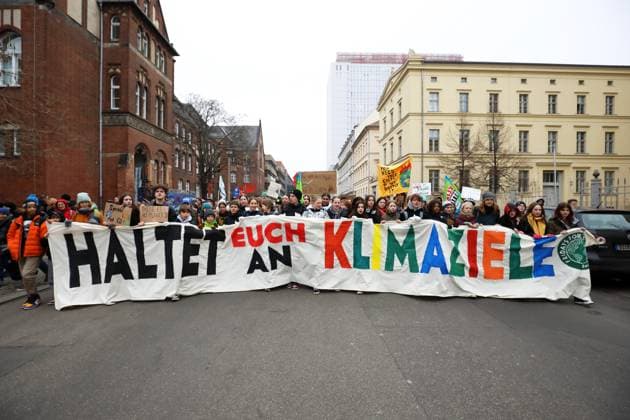 GLOBALER KLIMASTREIK AM 3. MÄRZ - GER, Germany, Deutschland, Berlin, 03.03.2023 - Berlin-Mitte: Mit einer weltweiten Protestaktion geht die Jugendbewegung FRIDAYS FOR FUTURE unterstützt von diversen gesamtgesellschaftlichen Bündnissen auf die Straße. Unter dem Motto TomorrowIsTooLate fordert Fridays for Future am 3. März 2023 auf allen Kontinenten und überall in Deutschland u. a. wirksame Klima-Sofortprogramme und eine radikale Verkehrswende ein. In Berlin kommen tausende Demonstranten im Invalidenpark zu einer Auftaktkundgebung zusammen, um anschließend in einem großen Protestzug durch das Regierungsviertel zu ziehen. Danach versammeln sich die Protestierenden zu einer Abschlusskundgebung wieder im Invalidenpark. Forderungen der O