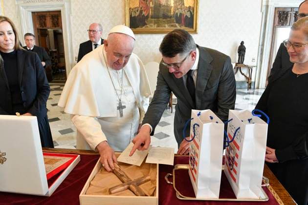 Bilder des Jahres 2023, News 03 März News Themen der Woche KW11 News Bilder des Tages March 16, 2023, VATICAN CITY: A handout picture provided by the shows Pope Francis meets Boris Rhein (R), the Prime Minister of Germany s Hesse in Vatican City, 16 March 2023..ANSA (NPK) VATICAN CITY - ZUMAa110 20230316_zaf_a110_006 Copyright: xVaticanxMediax