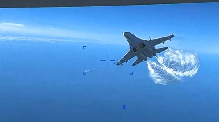 News Themen der Woche KW11 News Bilder des Tages Black Sea US Drone Crash 8391545 16.03.2023 In this handout video grab released by the Russian Defence Ministry, a Sukhoi Su-27 fighter of the Russian Air Force flies near a MQ-9 Reaper drone of the US Armed Forces at the unknown location over the Black Sea, Russia. On March 14, the US European Command said that a Russian fighter jet dumped fuel on and collided with a US MQ-9 Reaper drone flying near Crimea, eventually leading its operators to bring down the unmanned aircraft into the Black Sea. Russia denied attacking the drone in any way, saying the drone operators poor and sharp maneuvering resulted in the aircraft falling into the Black Sea. Editorial use only, no archive, no commercial use. Press service of the European command of the  Copyright: xx