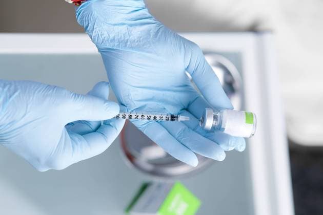 Syringe with medicine in the hands of a doctor. Aesthetic cosmetology. Mykolaiv, Mykolaiv Oblast, Ukraine R_TXLH230313-1151837-01