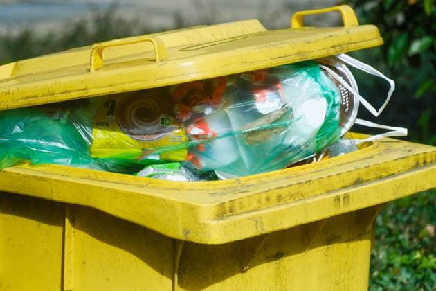 Düsseldorf 16.03.2023 gelbe Tonne Mülltonne Kunststoff Plastik Recycling Müll Abfall Wohlstandsmüll Wohlstandsgesellschaft Verpackung Verpackungsmüll Restmüll Plastiktonne Umwelttonne Recyclingtonne Düsseldorf Nordrhein-Westfalen Deutschland *** Dusseldorf 16 03 2023 yellow garbage can garbage garbage can plastic plastic recycling waste waste prosperity waste prosperity society packaging packaging waste residual waste plastic garbage can environmental garbage can recycling garbage can Dusseldorf North Rhine Westphalia Germany