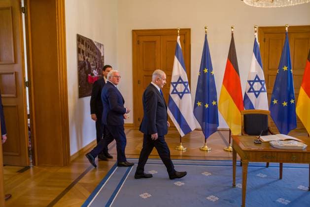 Benjamin Netanjahu im Schloss Bellevue, Eintrag ins Gästebuch des Bundespräsidenten Frank-Walter Steinmeier des Ministerpräsidenten des Staates Israel, Benjamin Netanjahu im Schloss Bellevue. Berlin Berlin Deutschland